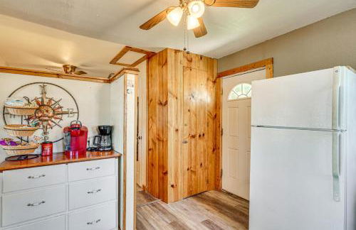 Deck with Covered Dock! Lakefront Ozark Cottage - Foto 7