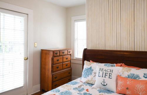 Catch A Wave 2 Blocks to the Beach Two-Story With Porch - Foto 13