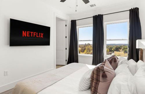 Designer Home with Hot Tub BBQ & Hill Views - Foto 32