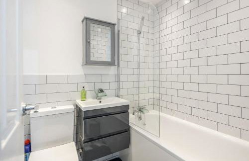 Lovely House in Dagenham / Barking with free parking, WiFi & Garden - Foto 8