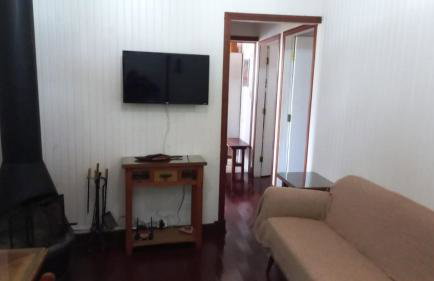 Chale de Madeira - Lareira e Fogueira---lindo gramado com mesa para café da manhã, churrasqueira e fogueira - Foto 17