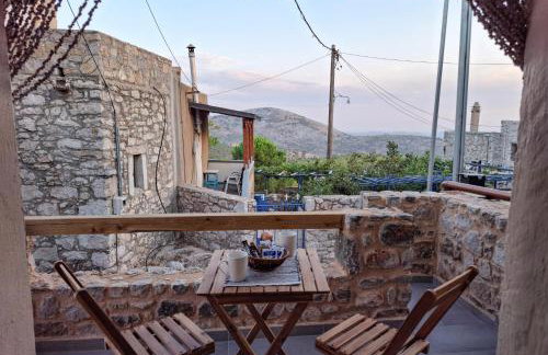 Calm Wood & Stone Home with View, Chios - Foto 1