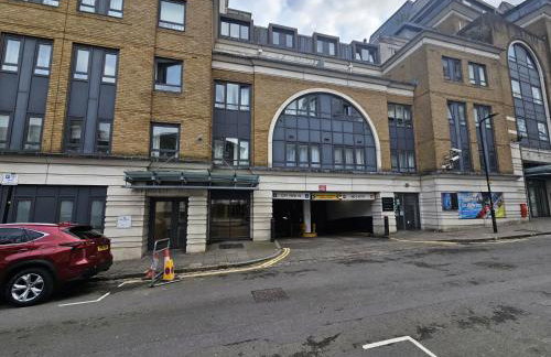 Luxury 3-Bed Apartment with Private Garden En-Suites & Underground Parking Prime NW6 London Location - Foto 27