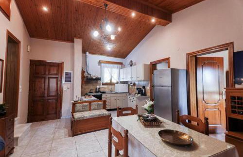 Red Roses-Traditional House - Photo 28