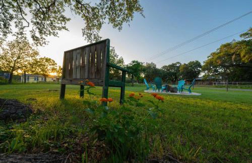 Bandera Bungalow - River, Downtown, Peaceful fenced corner lot! King bed! - Foto 20