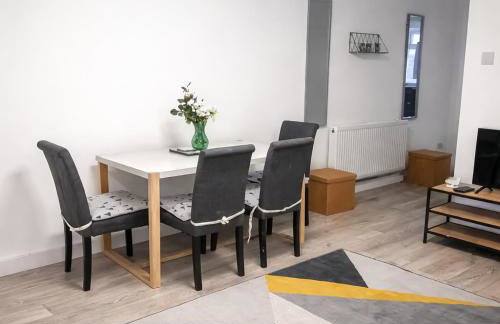 3 Bedroom Family Home with Drive & Garden near South Wimbledon - Foto 8