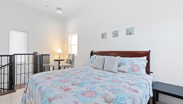 Condo in 4plex 1/2 Block to Beach w/ Pool & Views! - Foto 4, Habitación