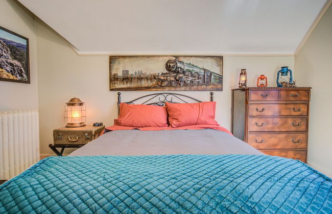 5bddowntown Victorian Charmhot Tub, Firepit - Photo 6