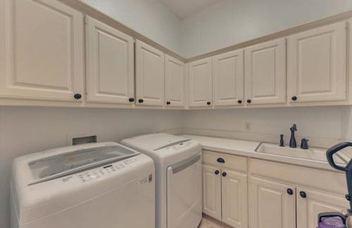 Gorgeous Vacation Home w Private Pool - Photo 46