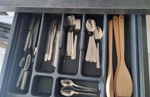 F2 ou F3 ,appartement climatisé neuf, magnifique vue sur mer et aéroport, proche tram et gare sncf 1 min,aéroport 3 minutes, 3 rooms, new AC apartment, magnificent sea and airport views, close to tram and SNCF train station 1 min, airport 3 min - Foto 6