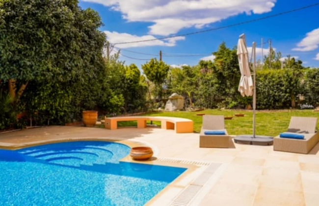 Deluxe 5 Bdrm Villa w Pool Next to the Beach - Photo 23