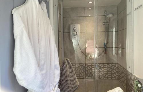 Adorable private couples retreat with hot tub - Photo 15