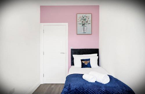 Elegant 3-bed apartment with FREE onsite PARKING in Enfield - Out door Patio - Big savings on Longer Stays - Photo 11