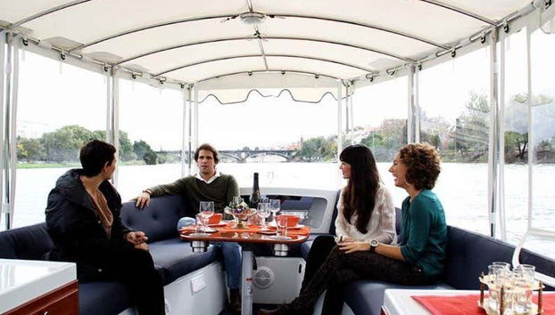 Disfrutando del paseo en barco privado