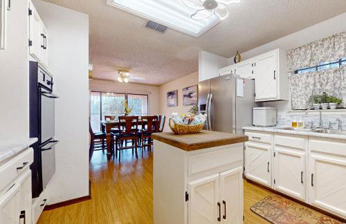 Walk to Park! Family-Friendly Laredo Home with Yard - Foto 11