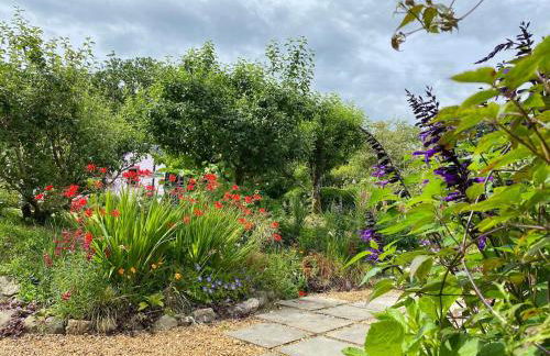 The Fabulous flower hut - Photo 8