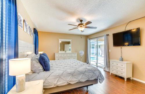 Relax Poolside Spring Hill Family Home with Yard! - Foto 17