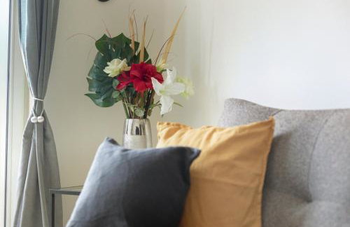 Steps from Train Station - Modern 2-Bedroom with Balcony & Cambridge Amenities, Family Friendly - Foto 9