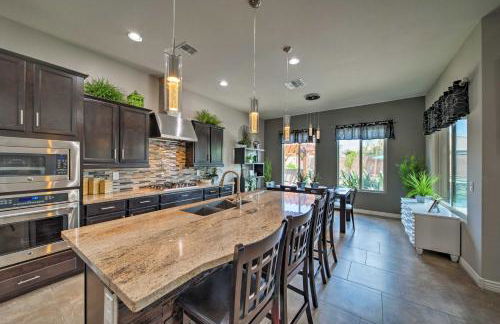 Hot Tub and Putting Green Home in Surprise - Foto 6