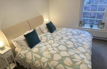 Large town centre apartment with parking - Photo 9