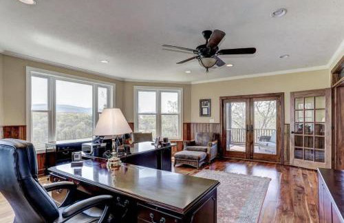 Riverbend Lodge Spacious Riverfront Home with Hot Tub Pool & Mountain view - Foto 50