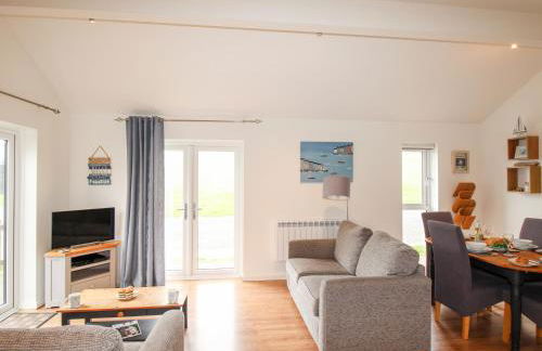 Beside the Sea - Photo 5