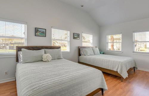 Steps to Sea! Crystal Beach Home with Furnished Deck - Foto 11