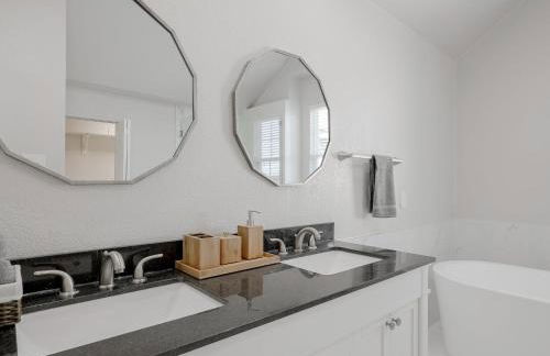 Glamorous Mansion w Private Pool and Cinema Room - Photo 26