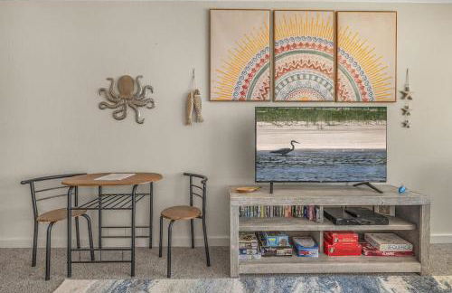 Oceanfront Suite - Top Floor - Sleeps 4 - Pool and Sauna - Foto 10