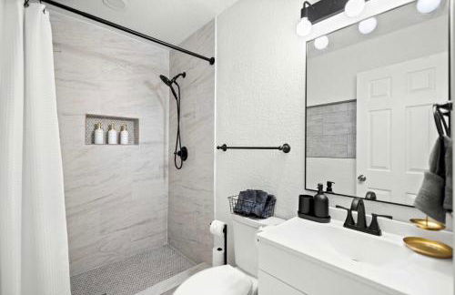 5-BD 2 5-BA Modern Retreat w Games & Hot Tub - Foto 22