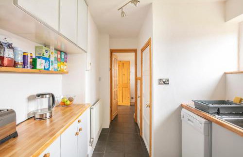 Relaxing Birdsong 4 Bedroom House - Photo 3