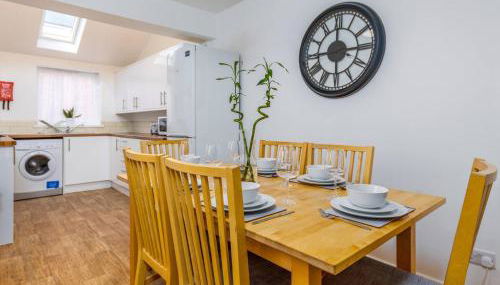 4Bed Central House w Parking & Garden - Foto 3