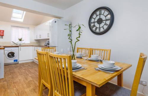 4Bed Central House w Parking & Garden - Foto 3