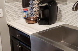 Modern style and comfort near UC - Photo 10