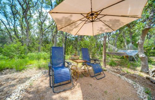 Snuggle Inn Wimberley Cabin with Fire Pit and Deck - Foto 29