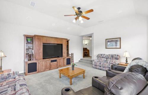 Lewisville Luxe Pool Getaway - Patio BBQ TV Room - Foto 24