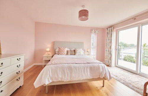 Lloret, Contemporary Retreat with Hot Tub & Waterside Views - Photo 5