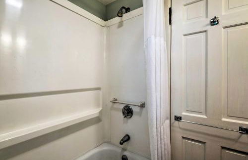 Cape Cod House with Grill and Yard - Drive to Beach! - Foto 14