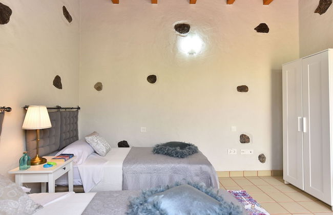 Authentic Holiday Home, Ground Floor Level, With Private Pool and Large Terrace - Foto 17