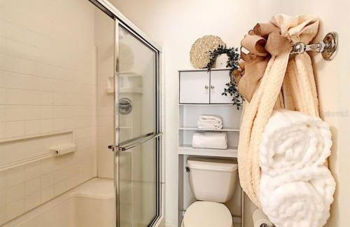 Cozy home, Right Next Door to Lake Sumter Square! - Foto 18