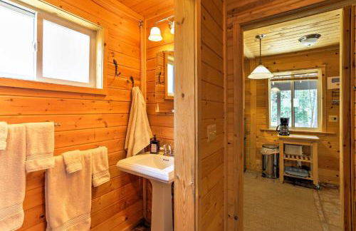 Romantic Riverfront Cottage - 1 Mile to Winthrop! - Foto 14