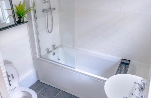 Templar House - Sleeps 6, Special Weekly Monthly Stay Rates, Central Location with FREE Parking, FREE WiFi, Perfect for ALTON TOWERS & M6 - Foto 24