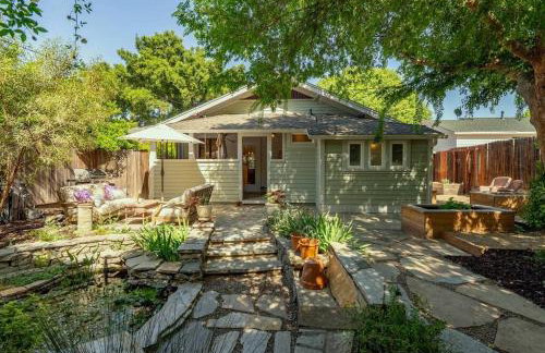 Vine Street Bungalow-Hot Tub, EV, Walk to Town - Photo 34