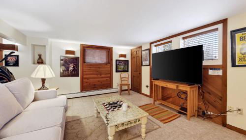 Chalet Across from Holiday Valley Walk to Lifts - Foto 5