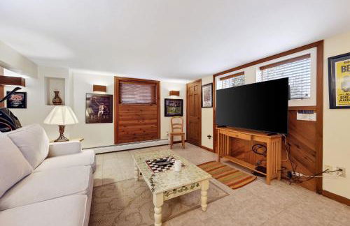 Chalet Across from Holiday Valley Walk to Lifts - Foto 5