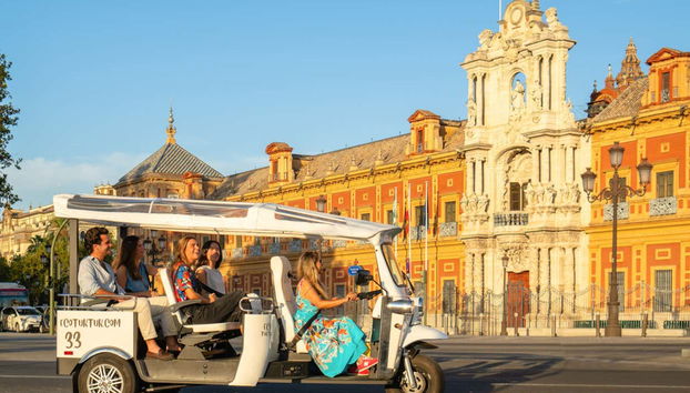 Seville Private Tuk-Tuk Tour - Foto 4, Drive past Plaza de España