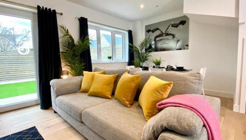 NEW Beautiful Large 3 bedroom House - 5 Minutes to the nearest Beach! - Great Location - Garden - Parking - Fast WiFi - Smart TV - Newly decorated - sleeps up to 7! Close to Poole & Bournemouth & Sandbanks - Foto 2