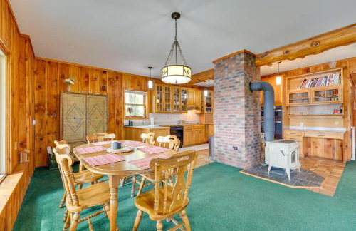 Porch and Views Queensbury Three Family Lakehouse - Foto 7