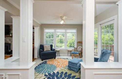 Family and Pet Friendly Retreat with Sauna, Firepit, Pond Views Near Route 151 Wineries - Foto 13