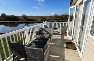 2 bed, 2 bath with decking overlooking the fishing lake at Sand Le Mere - Foto 12
